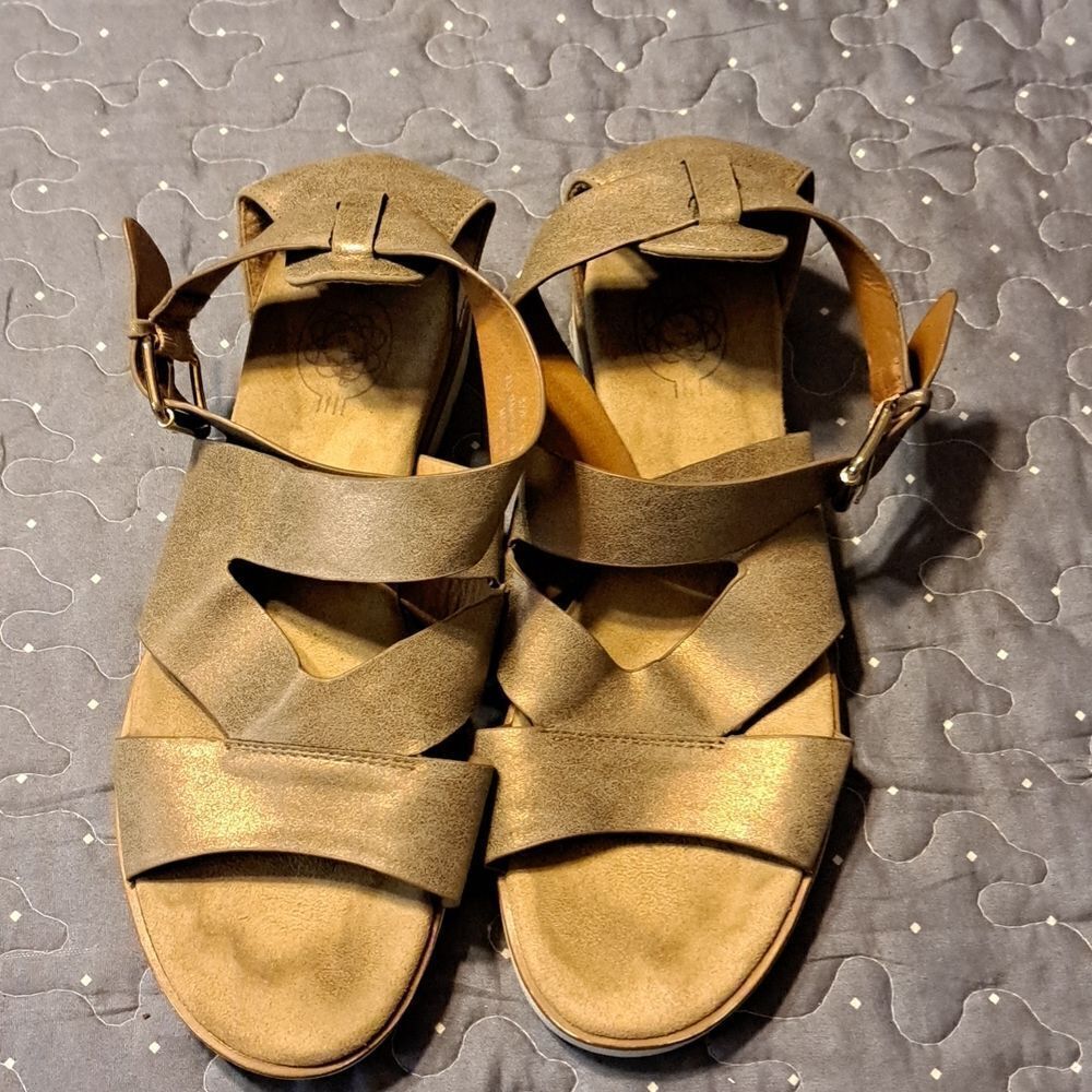 Hocus Pocus Kayla bronze sandals size 8.5